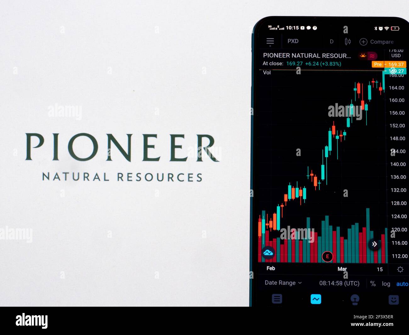 Ukraine. März 2021, 18th. In dieser Abbildung sehen Sie die Börseninformationen von Pioneer Natural Resources Co auf einem Smartphone mit dem Pioneer Natural Resources Co Logo im Hintergrund. Kredit: SOPA Images Limited/Alamy Live Nachrichten Stockfoto