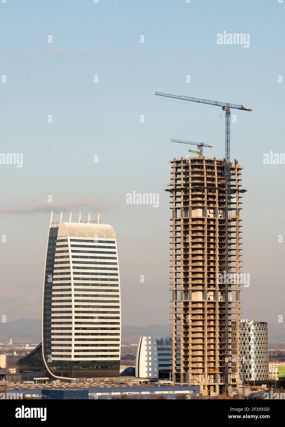 Städtische Infrastruktur die Sky Fort Bürogebäude Entwicklung und unter Baustelle und abgeschlossen Capital Fort in Sofia Bulgarien AS März 2021 Stockfoto