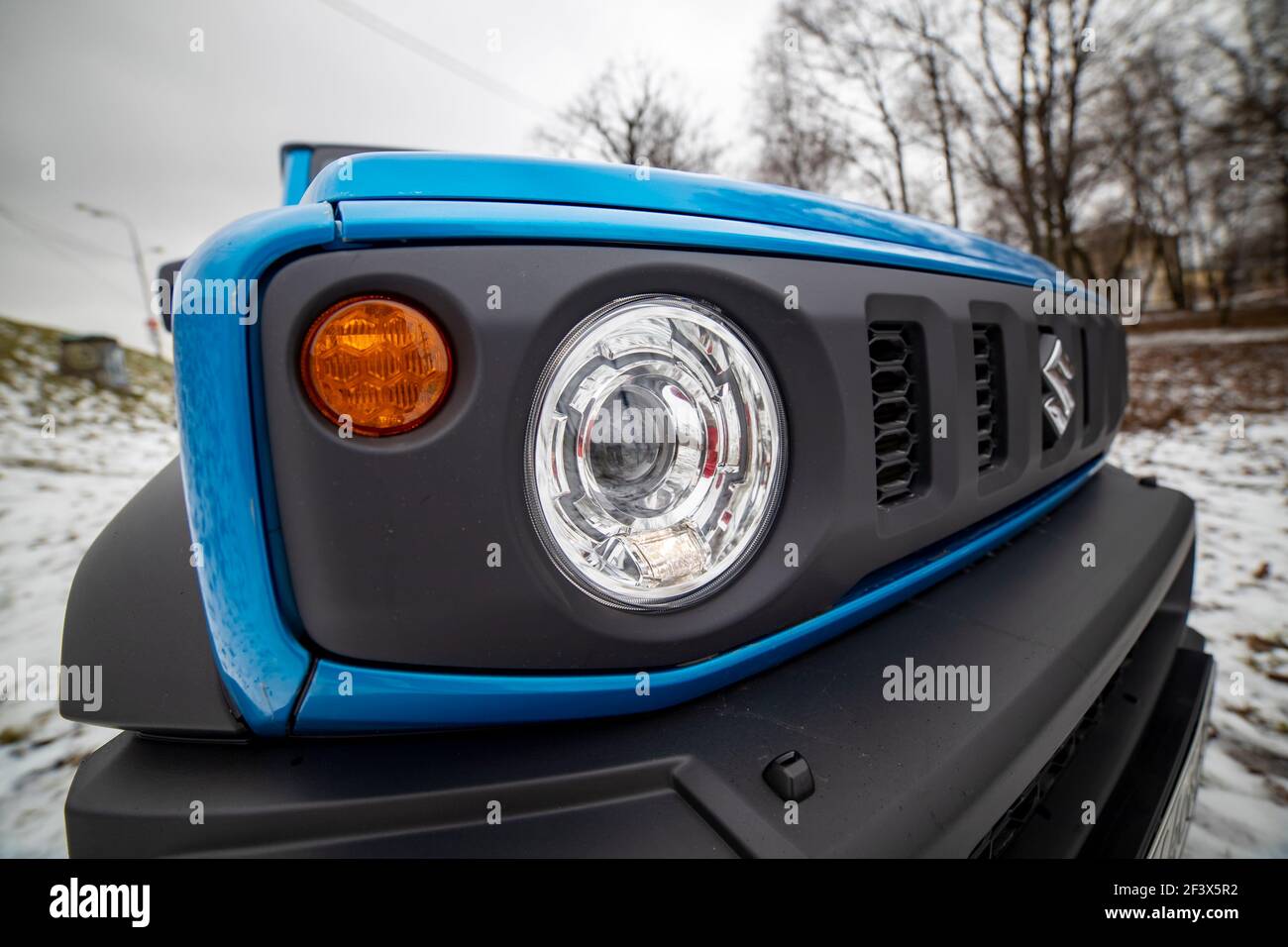 Moskau, Russland - 24. Januar 2020: Frontoptik des neuen Mini-SUV Suzuki Jimny Static Photos im Winterwald. Nahaufnahme Stockfoto