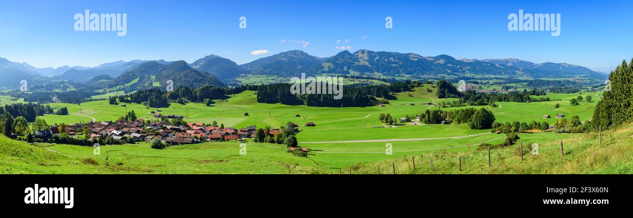 Schön zum Illertal und zur Hörnerkette in bayern Allgäu Stockfoto