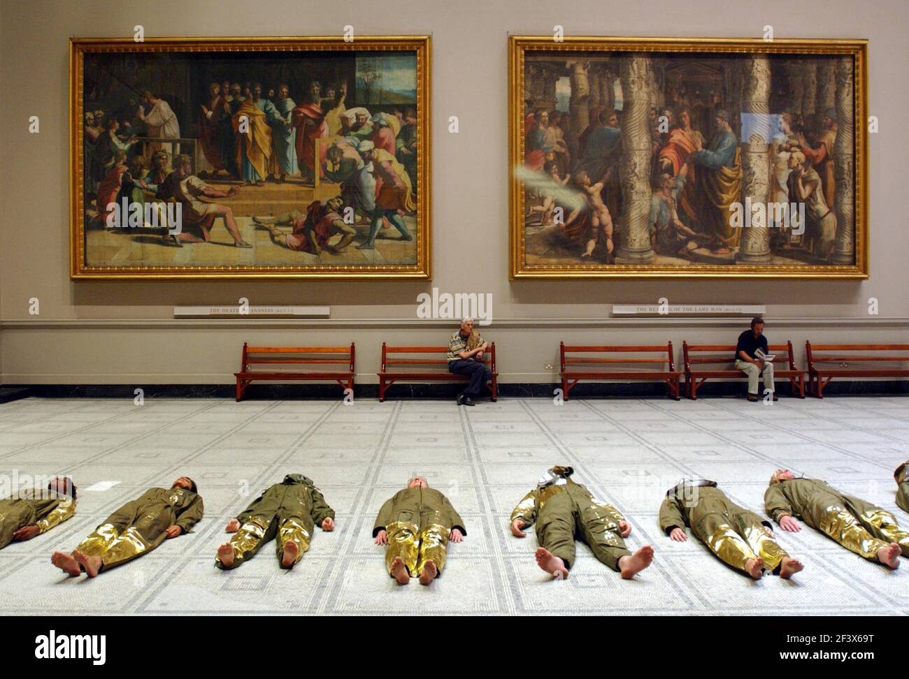 EINE VON EINER REIHE VON KUNSTINSTALLATIONEN VON LUCY ORTA,TEIL DER SINN UND DIE STADT III AN DER V UND A,22/6/04 PILSTON Stockfoto