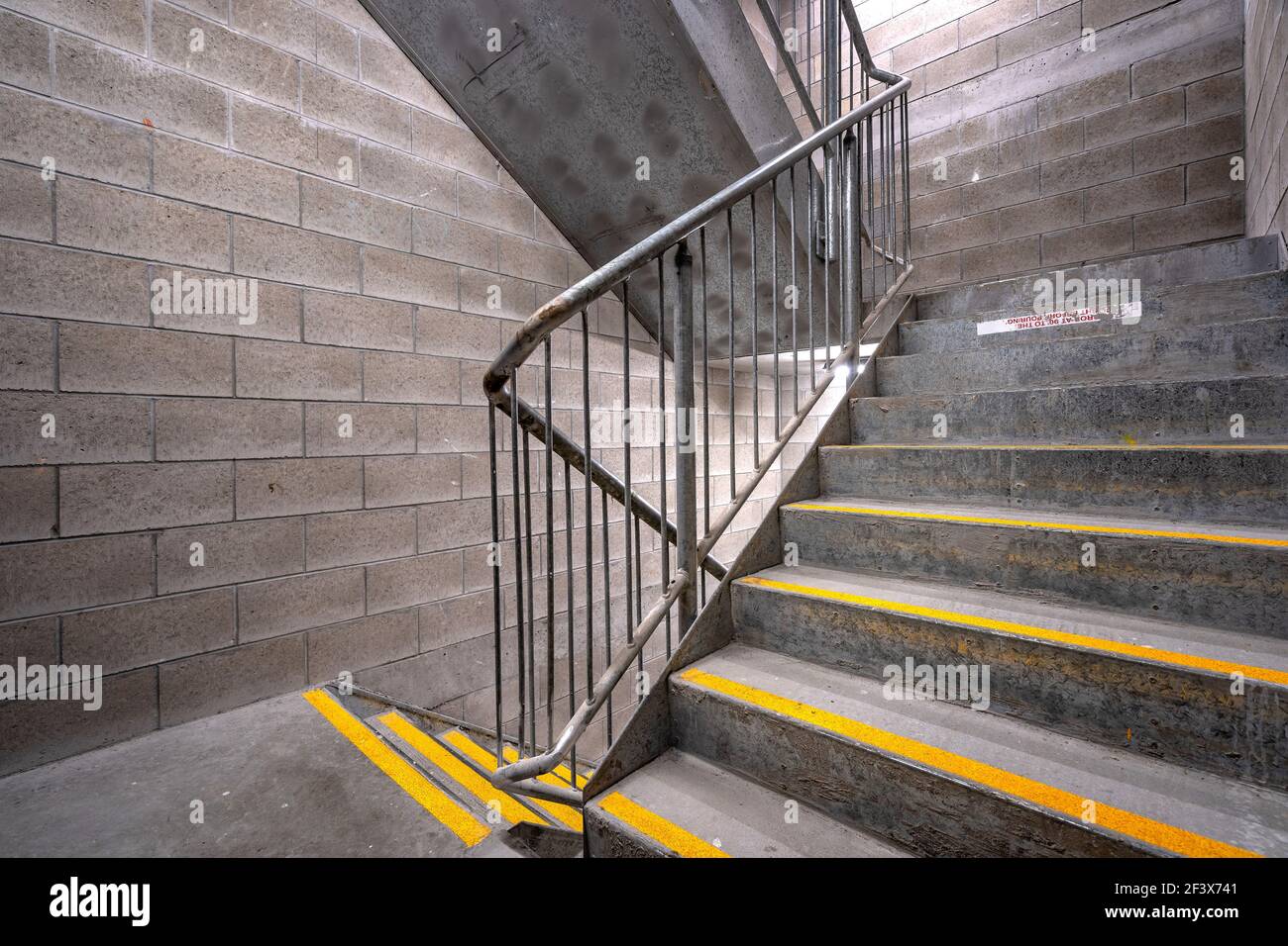 Innentreppe (Feuertreppe) in einem Mehrfamilienhaus Stockfoto