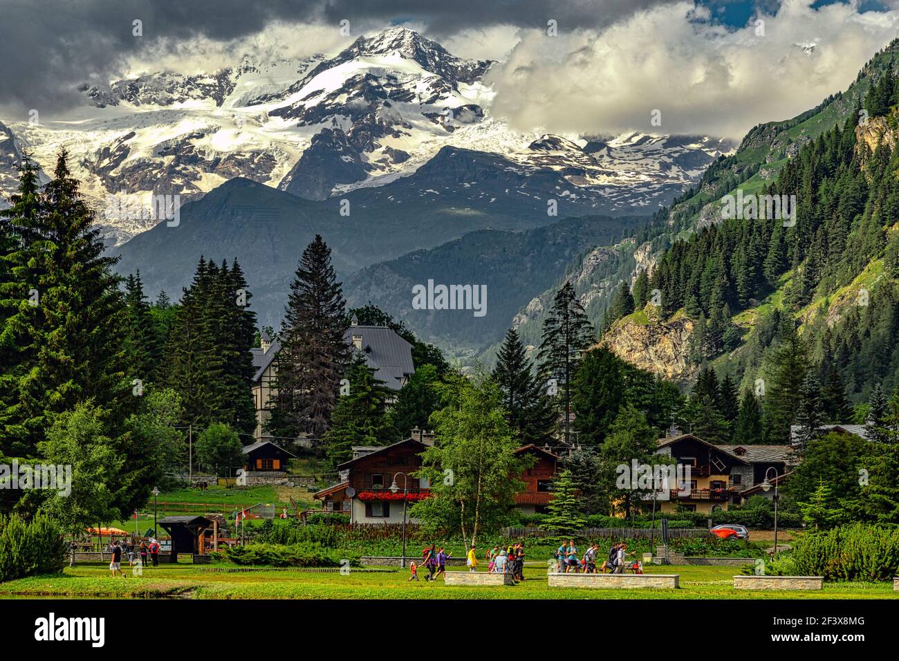Ein Blick auf das kleine Alpendorf Gressoney Saint Jean. Aosta, Aostatal, Italien, Europa Stockfoto