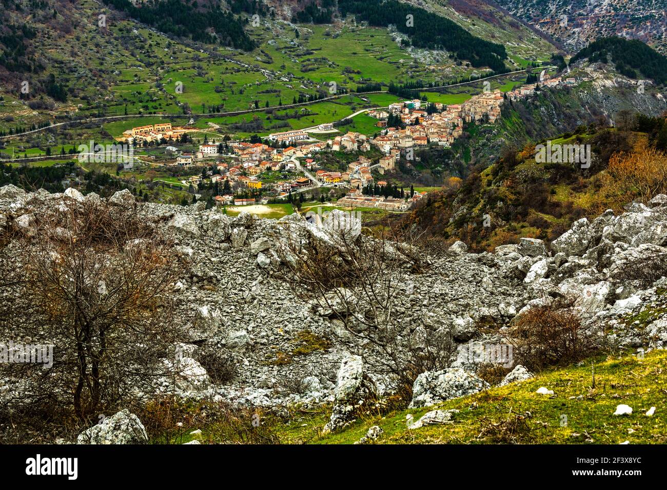 Draufsicht auf eine kleine Bergstadt in den Abruzzen. Abruzzen Lazio und Molise National Park, Provinz l'Aquila, Villalago, Abruzzen, Italien, Europa Stockfoto