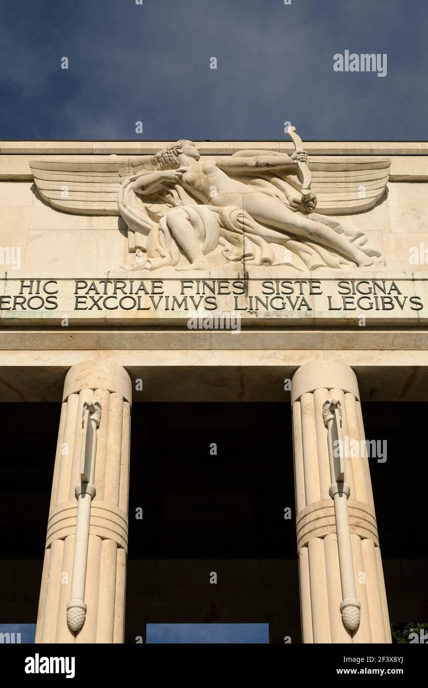 Bozen. Italien. Das Siegesdenkmal (Monumento alla Vittoria), das den Märtyrern des Ersten Weltkriegs gewidmet ist.Es wurde am 12. Juli 1928 von König Vict eingeweiht Stockfoto Bozen. Italien. Das Siegesdenkmal (Monumento alla Vittoria), das den Märtyrern des Ersten Weltkriegs gewidmet ist.Es wurde am 12. Juli 1928 von König Vict eingeweiht Stockfoto