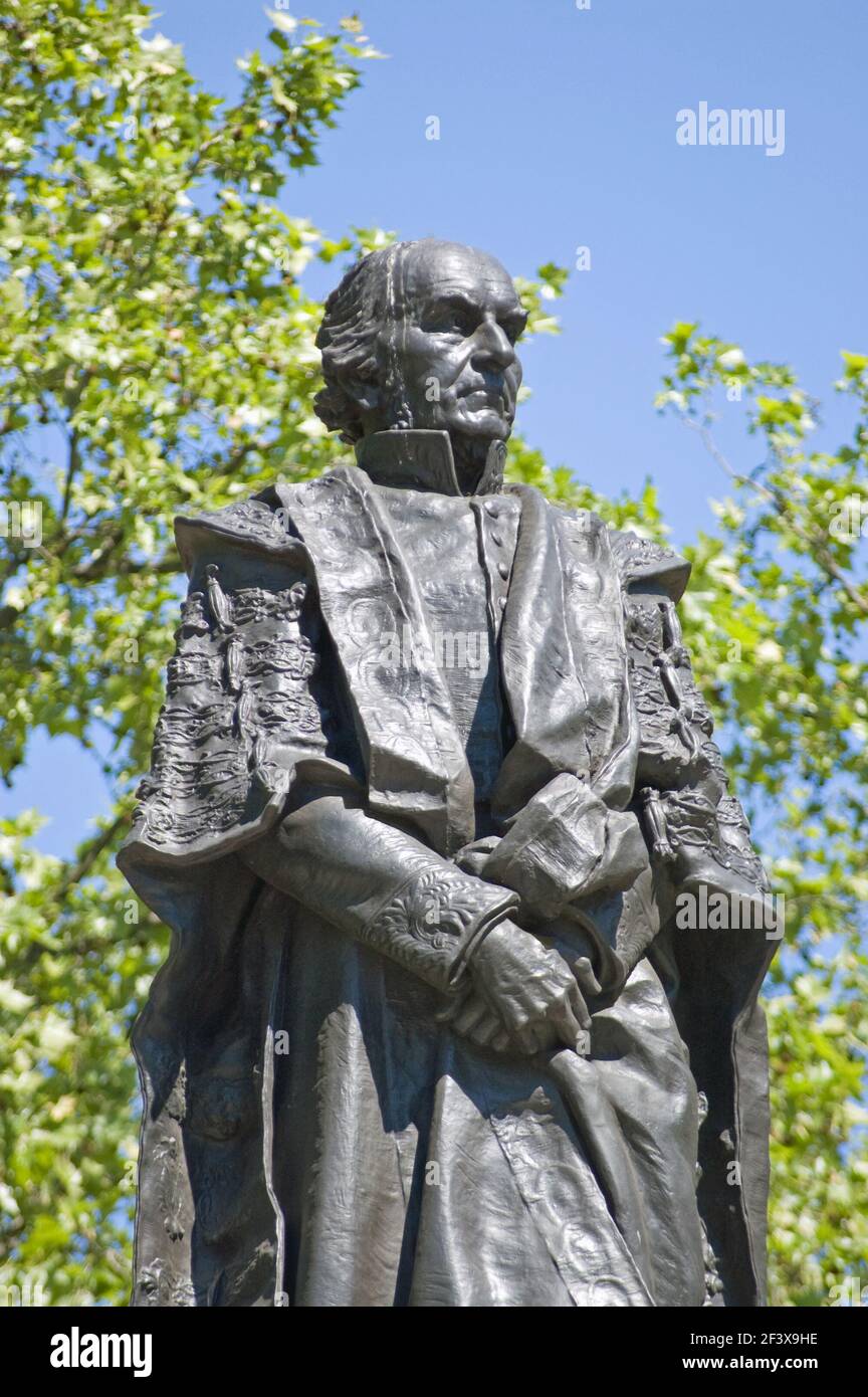 Historische Statue des ehemaligen Premierministers des Vereinigten Königreichs, William Gladstone. Die Statue ist auf der öffentlichen Ausstellung am Strand, London. Stockfoto