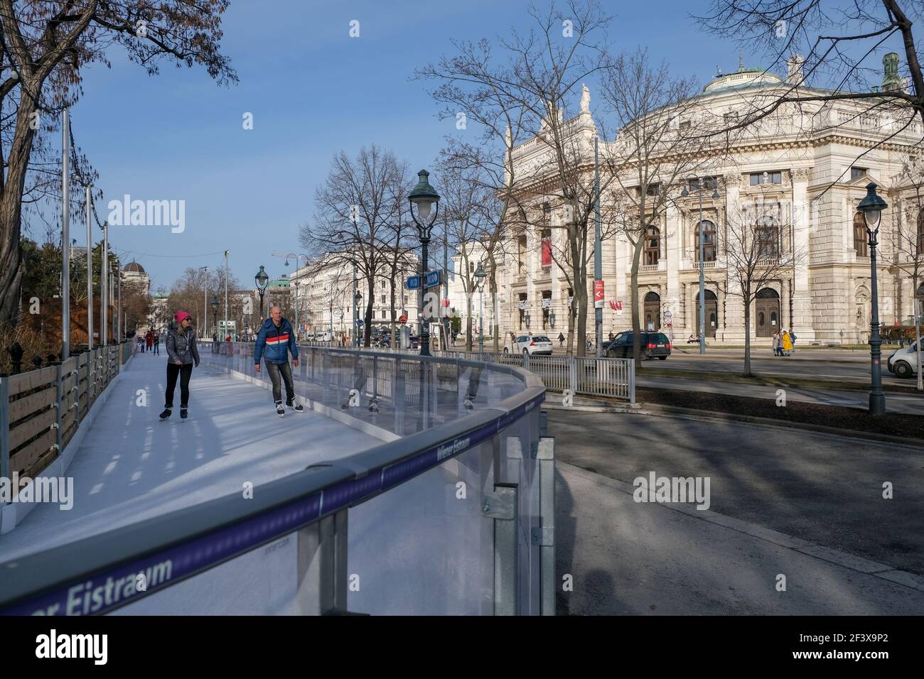 Wien, Österreich - 18. Februar 2021: Eislaufen vor dem Wiener Rathaus. Stockfoto