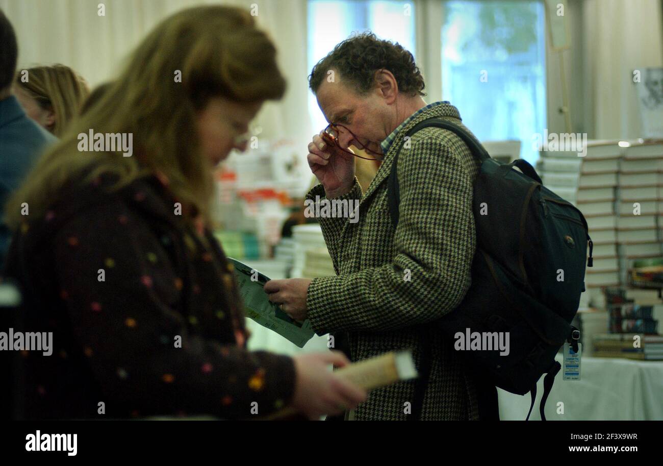 Leute, die Bücher IM BÜCHERZELT AM CHELTENHAM lesen LITERARY FESTIVAL,12/10/04 PILSTON Stockfoto