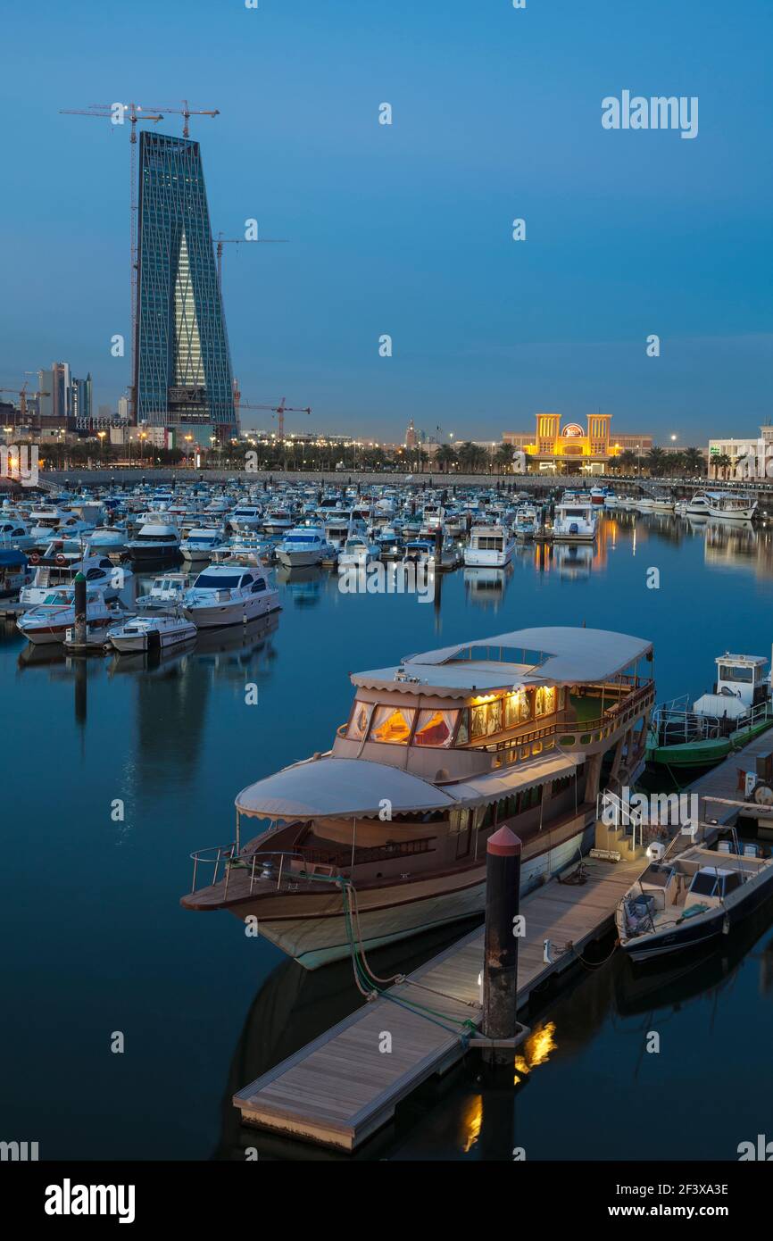 Kuwait, Kuwait City, Souk Shark Shopping Centre und Marina mit neuen Zentralbank von Kuwait im Abstand Stockfoto