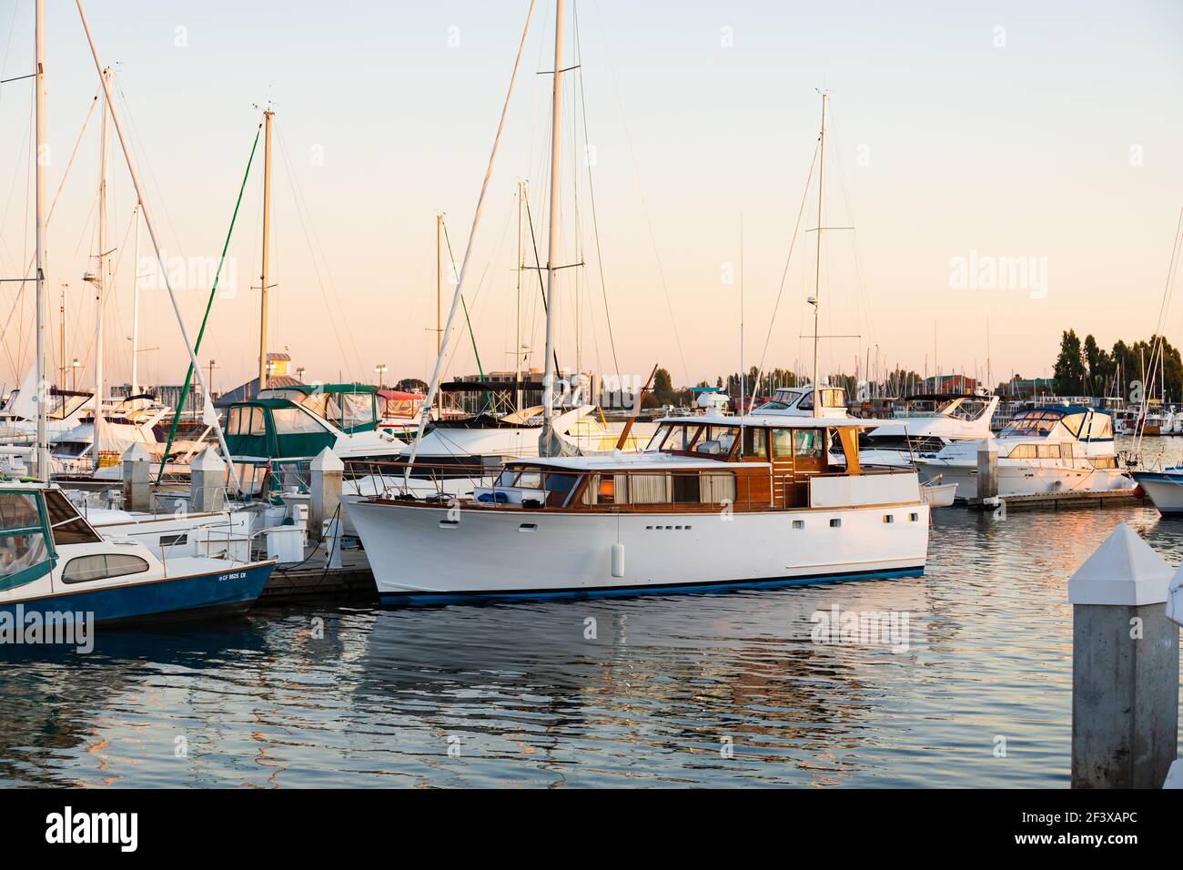 Yachten liegen in der Marina, Jack London Square, Port of Oakland, San Francisco, Vereinigte Staaten von Amerika. Stockfoto
