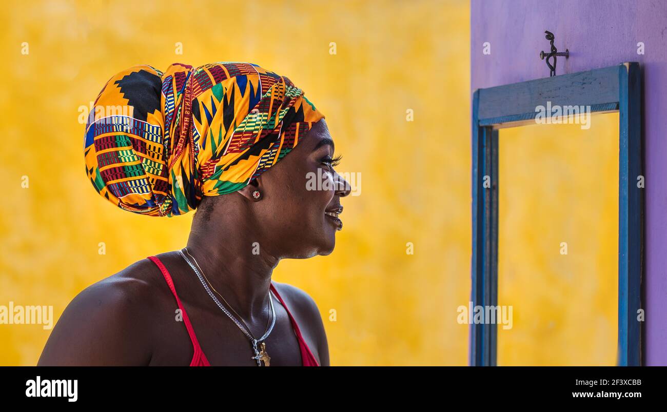 Afrika die Frau schaut in einen leeren Spiegel, der symbolisiert Dass es nicht möglich ist, in die Zukunft zu blicken Stockfoto