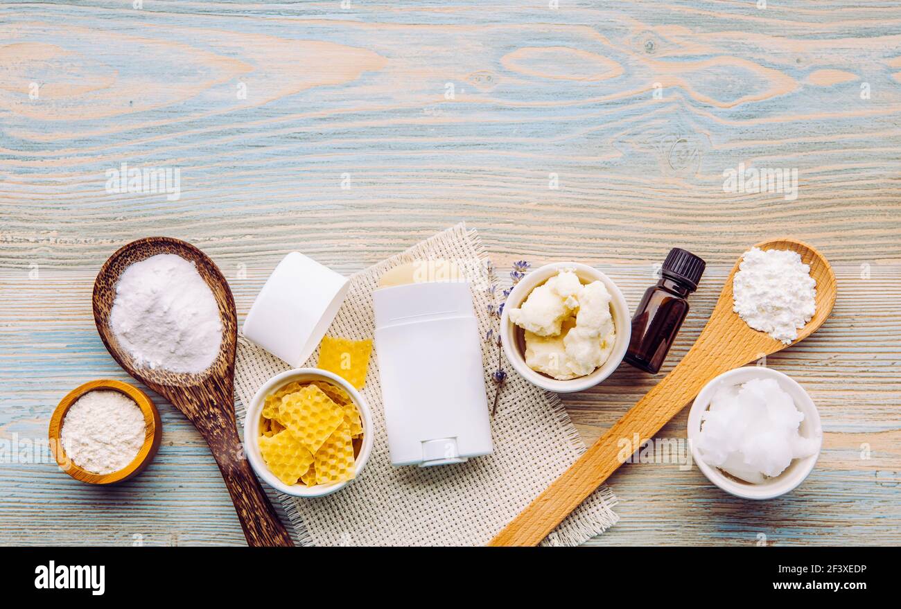 Herstellung hausgemachter Deodorant Stick mit allen natürlichen Zutaten Konzept. Blauer Holzhintergrund. Zutaten: Pfeilwurzelpulver, Backpulver, Bienenwachs. Stockfoto