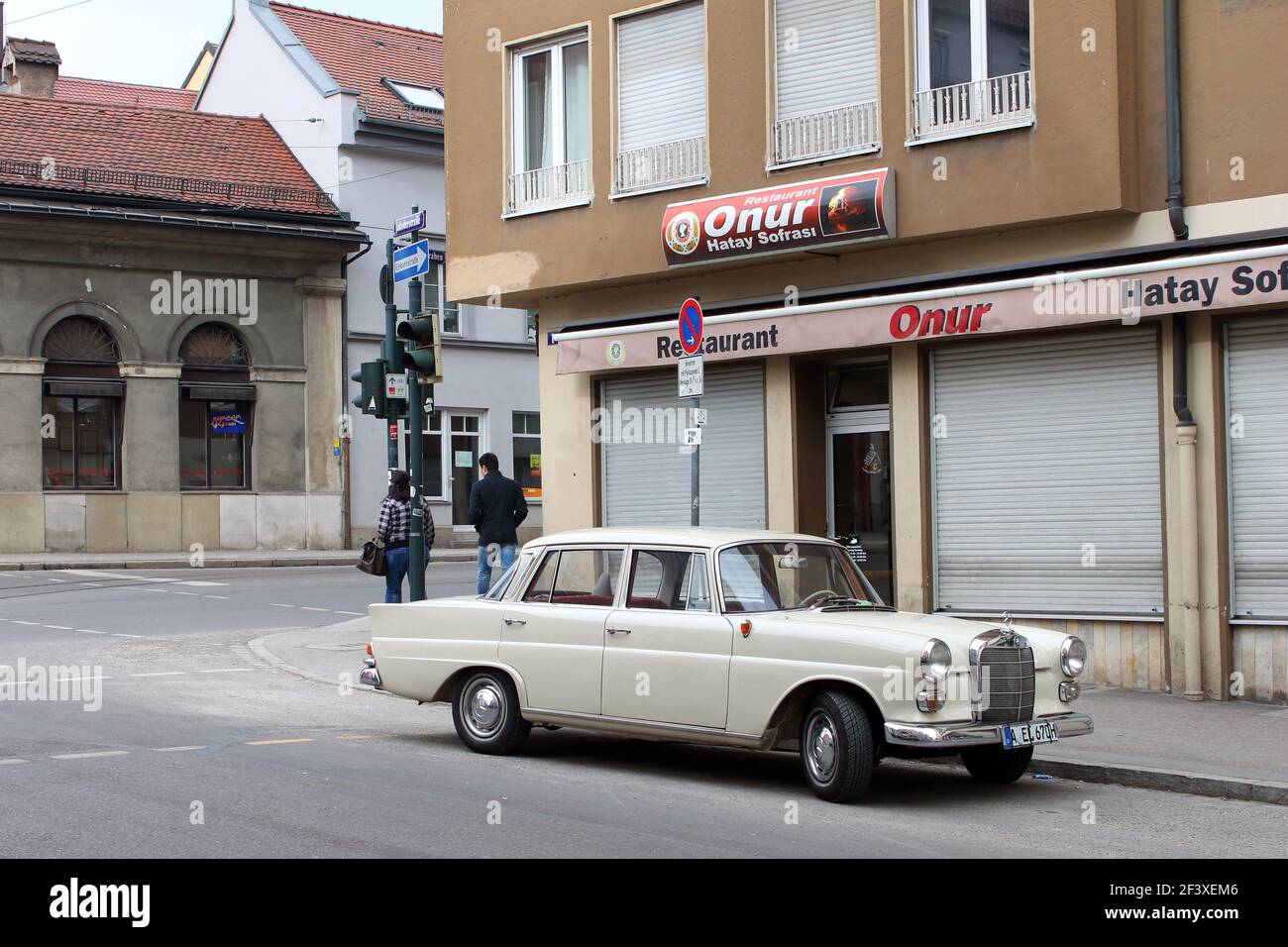 Altes Mercedes-Auto in einer Straße in München, Deutschland Stockfoto