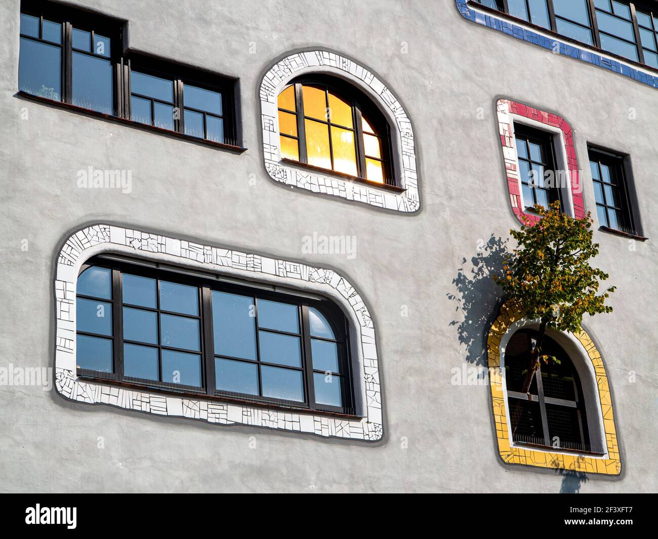 Detail des Luther-Melanchthon-Gymnasiums Wittenberg nach einem Entwurf von Friedensreich Hundertwasser Stockfoto