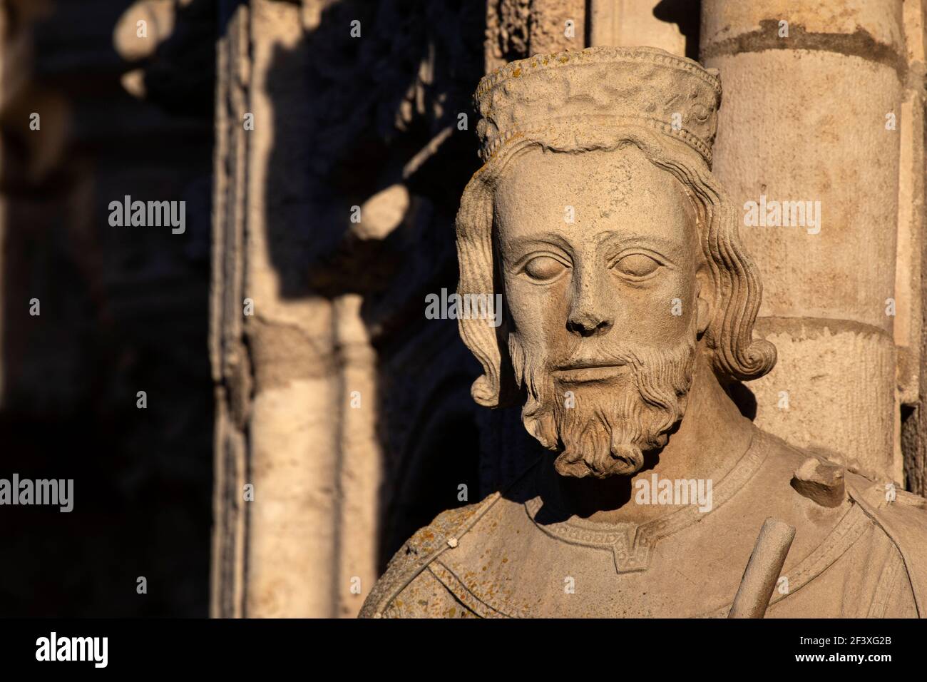 Statue auf der Kathedrale von Chartres - Porträt Stockfoto