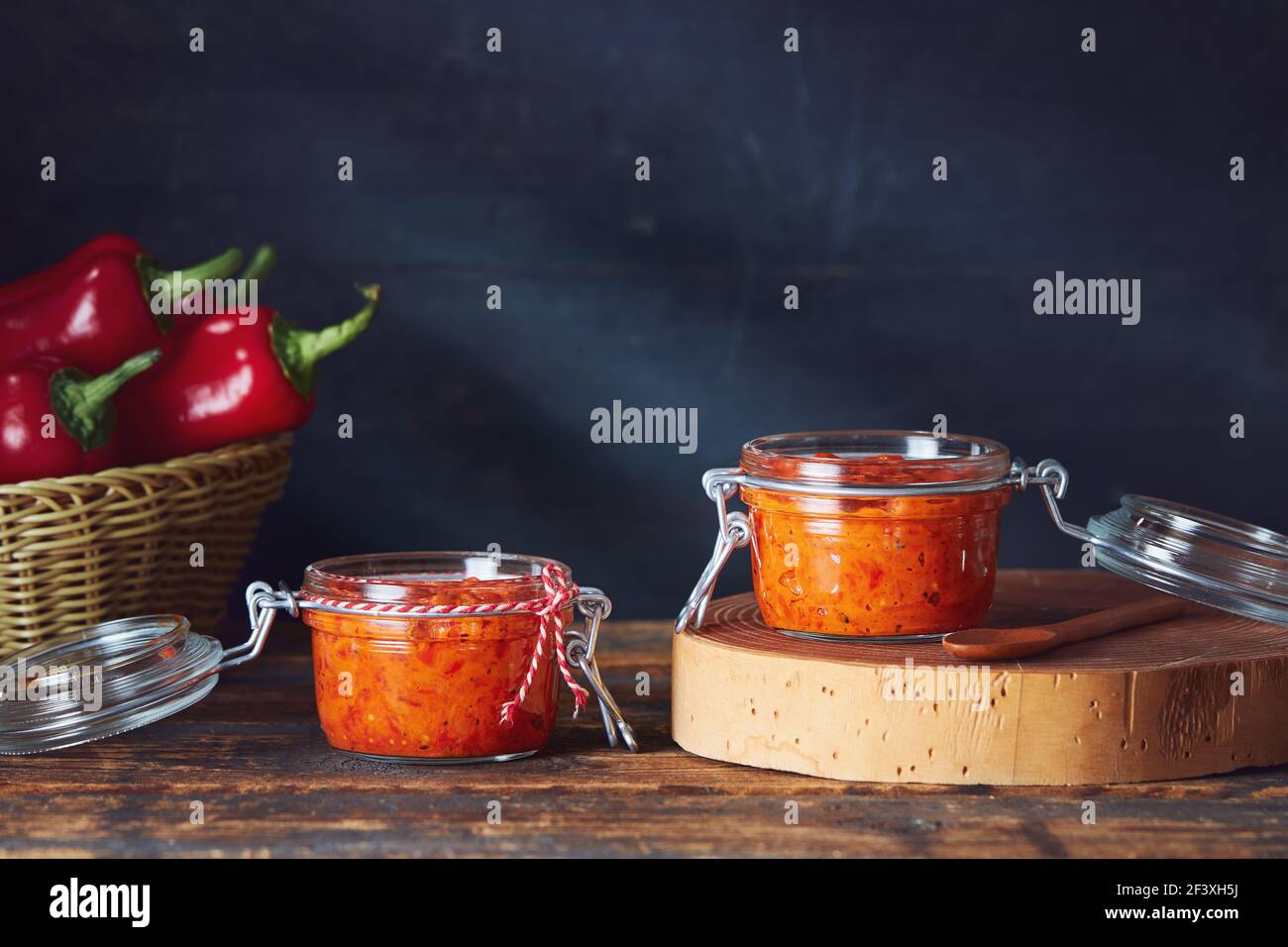 Geröstete Paprika genießen (Ajvar) in Gläsern auf dem Tisch Stockfoto