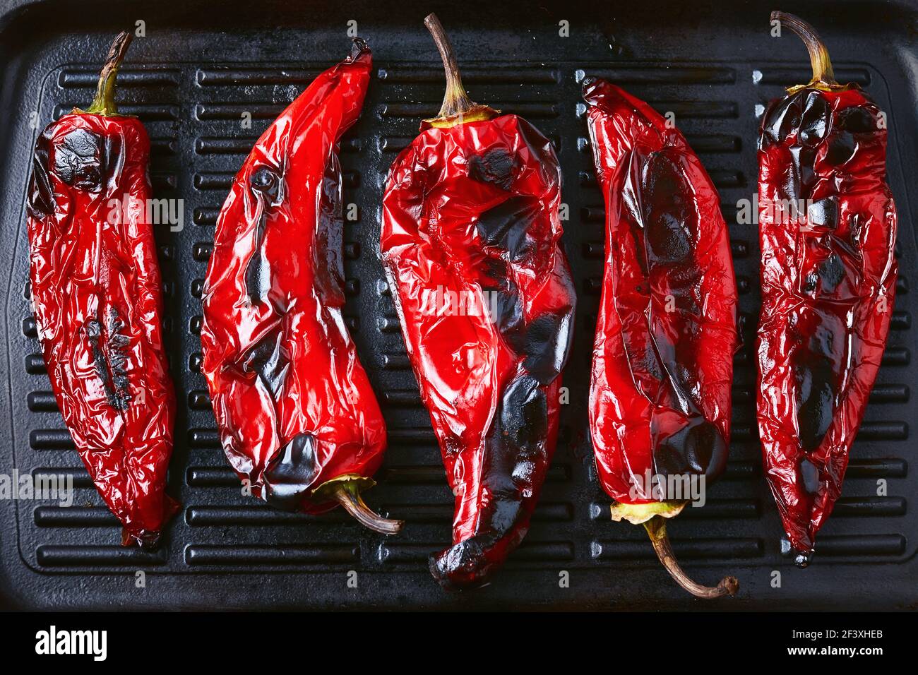 Nahaufnahme Von Gerösteten Roten Paprika Auf Der Grillpfanne. Stockfoto