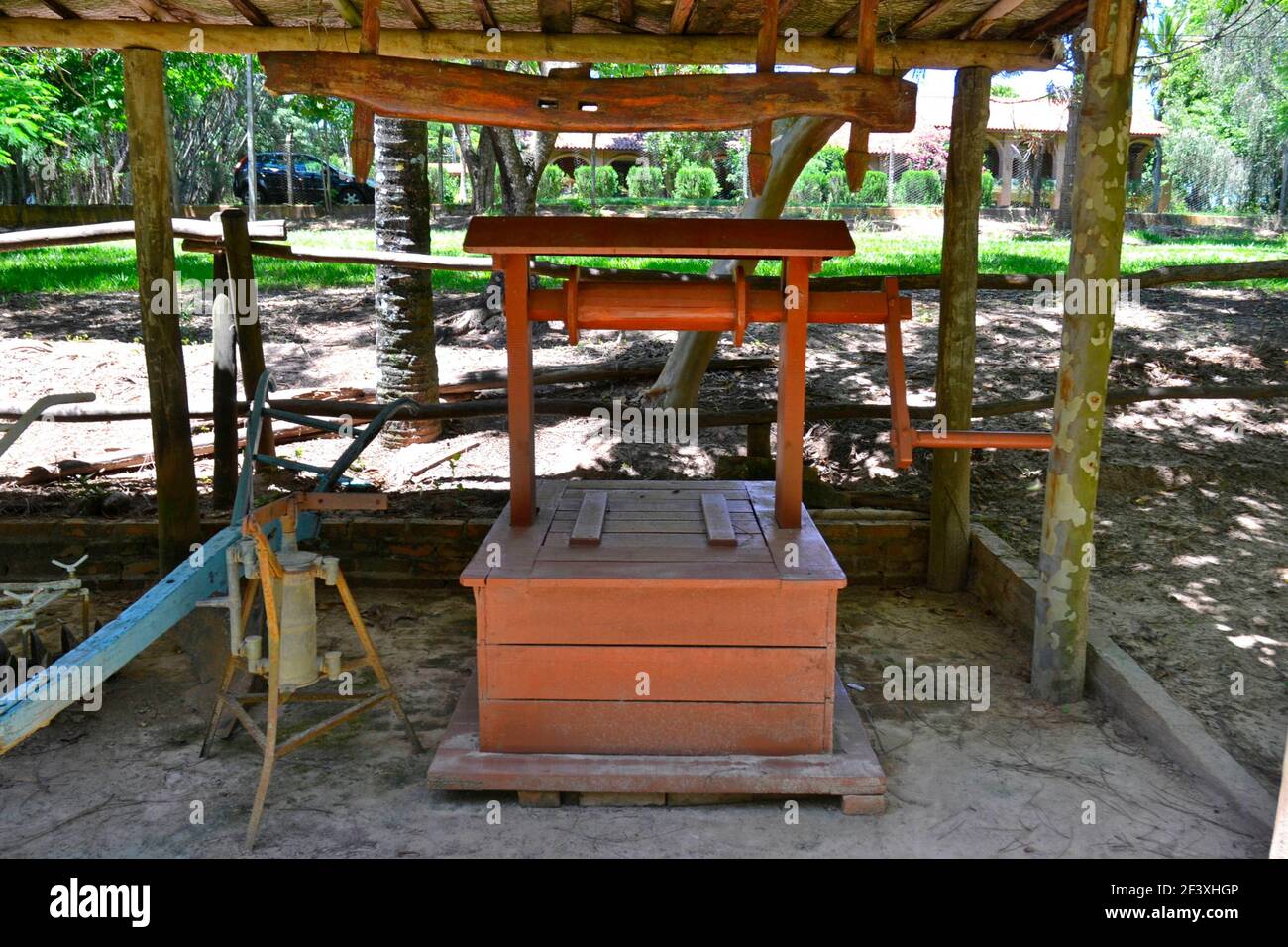 Artesischer Brunnen. Holzbrunnen Struktur auf einem Ökotourismus Bauernhof in Brasilien, Südamerika< Brasilien, Südamerika Stockfoto