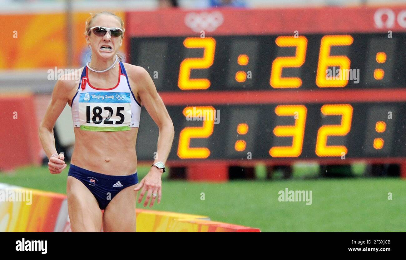 OLYMPISCHE SPIELE PEKING 2008. 9th TAG 17/8/08. FRAUEN-MARATHON. PAULA RADCLIFFE KOMMT AUF FINNISCH 23RD. BILD DAVID ASHDOWN Stockfoto