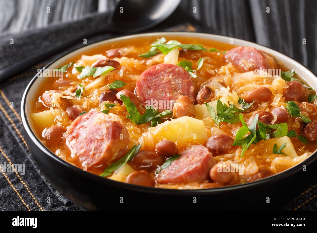 JOTA Sauerkraut Eintopf mit Borlotti Bohnen, Kartoffeln und Würstchen ...