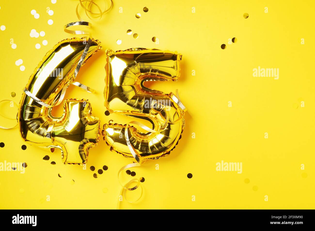 Goldfolie Ballon Zahl, Ziffer fünfundvierzig. Geburtstagskarte, Inschrift 45. Jubiläumsfeier. Banner. Goldene Ziffer, gelb Stockfoto