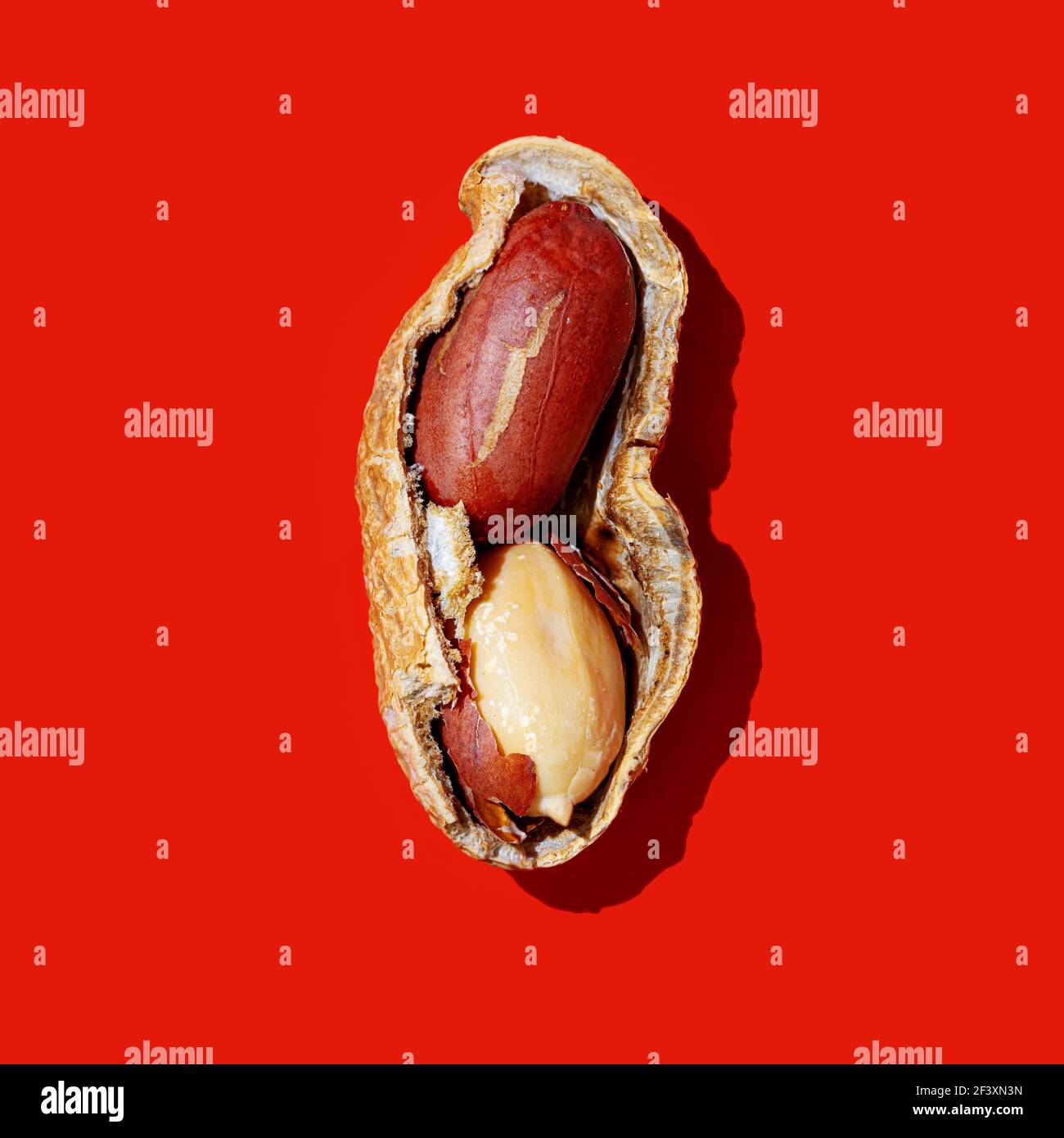 Erdnüsse auf rotem Hintergrund Stockfoto