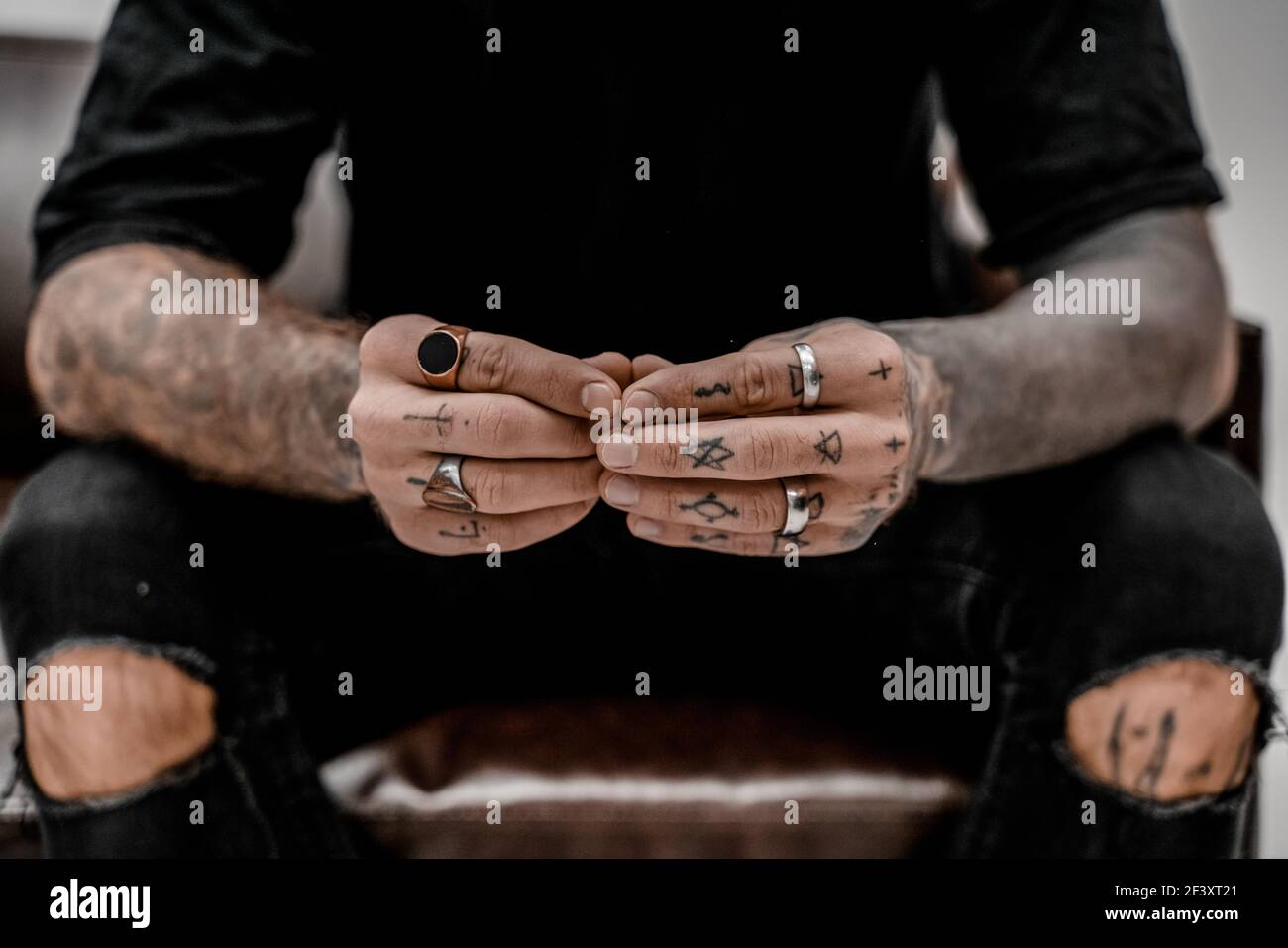 Nahaufnahme eines professionellen Tätowierers. Tattoo-Kunst am Körper. Ausrüstung für die Herstellung von Tattoo-Kunst. Master macht tätowiert im Studio. Stockfoto