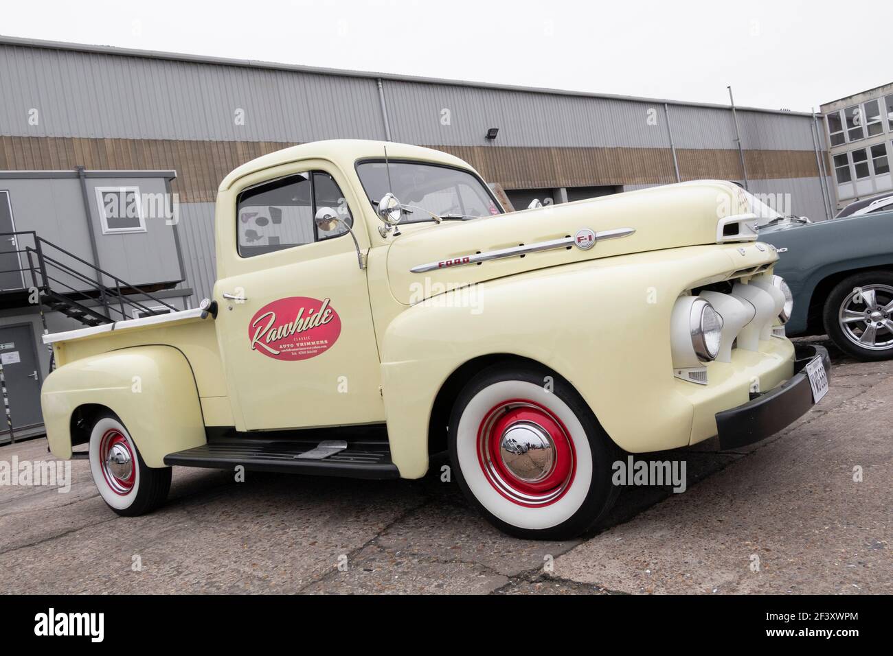 1952 Ford F1 Pickup auf dem Display in Lenwade Industrial Estate, Norfolk, Großbritannien. Stockfoto