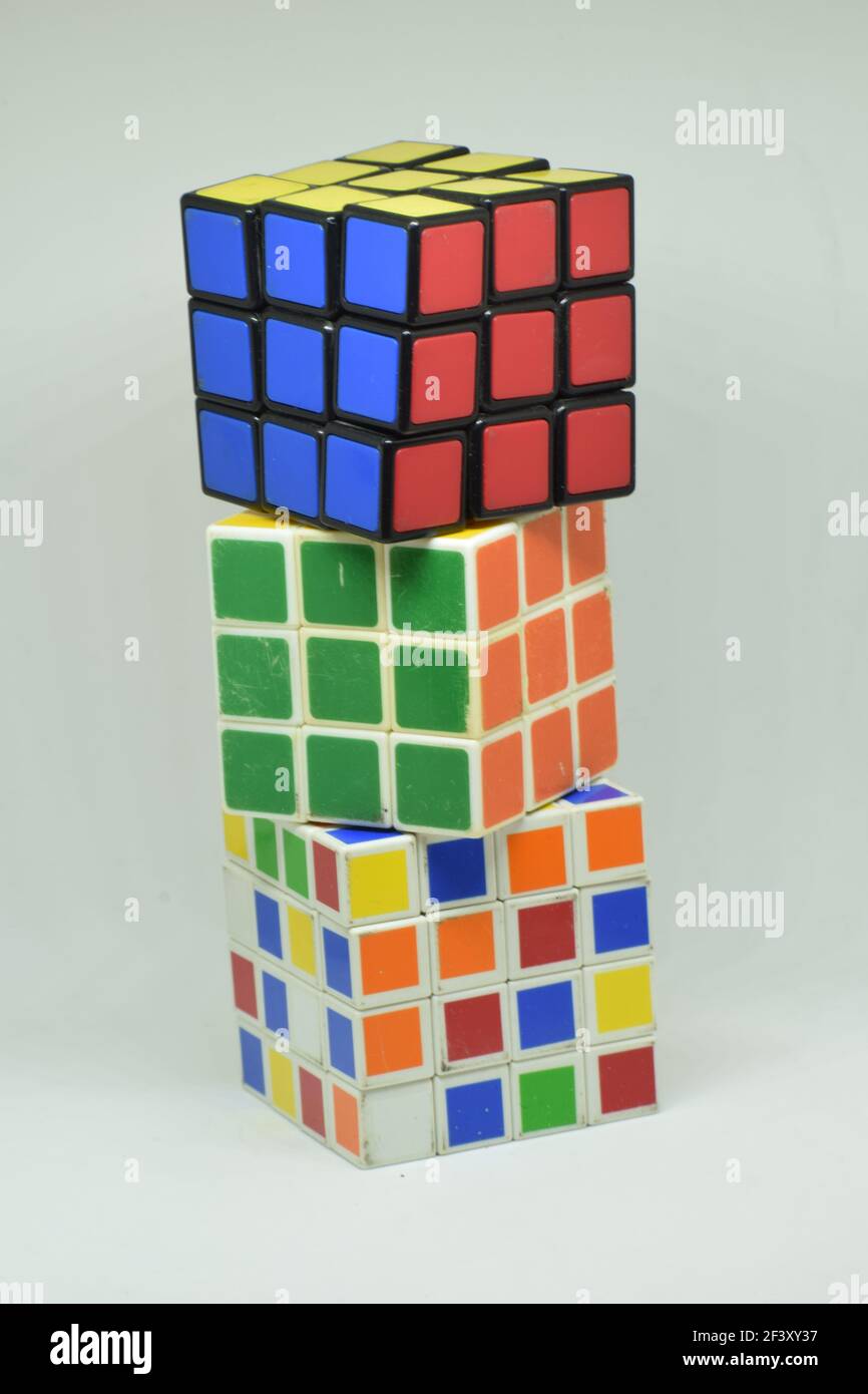 Eine vertikale Aufnahme von Rubik's Cube auf weißem Hintergrund Stockfoto