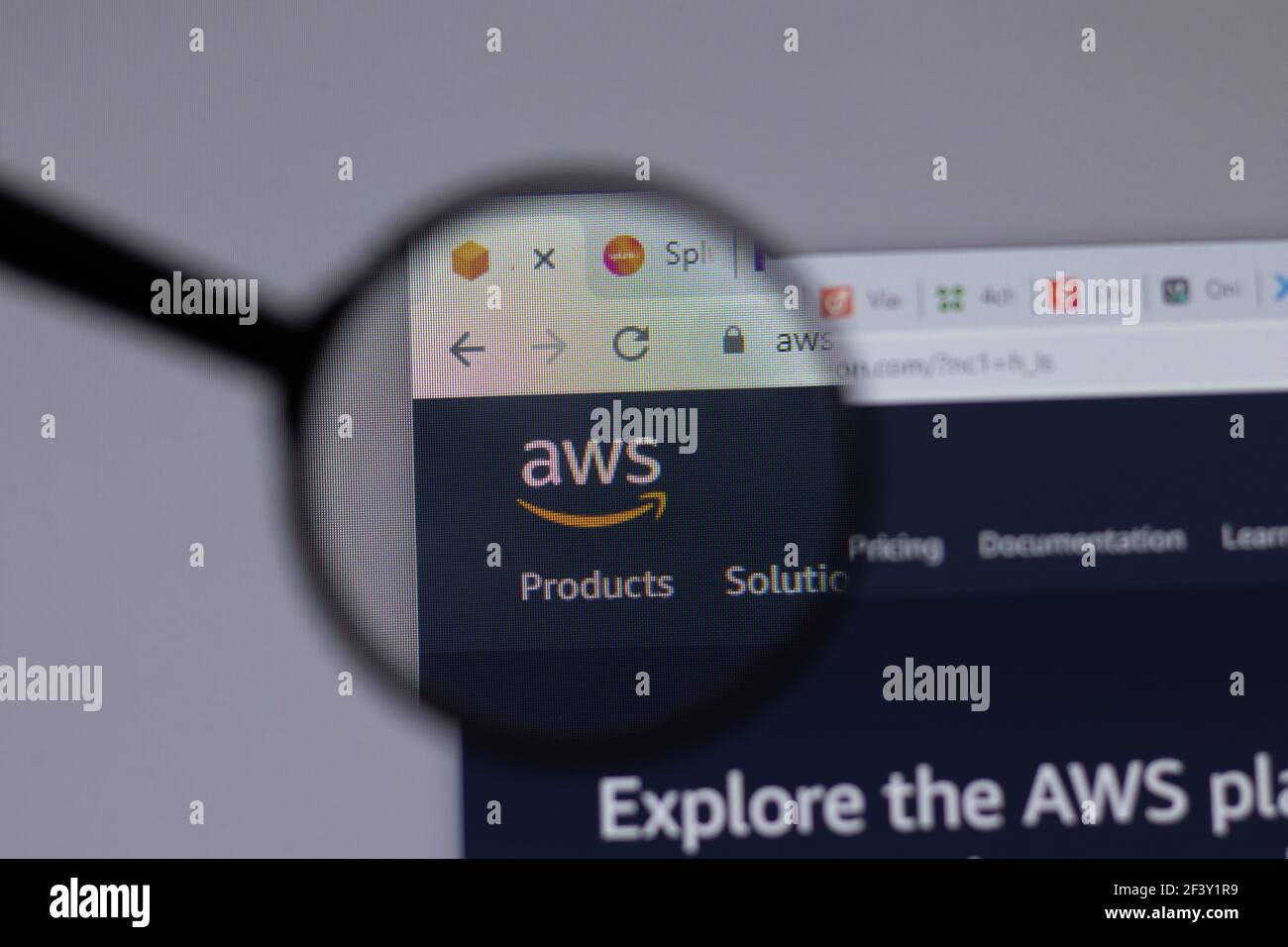 New York, USA - 18. März 2021: Amazon Web Services AWS Firmenlogo-Symbol auf Website, illustrative Editorial Stockfoto