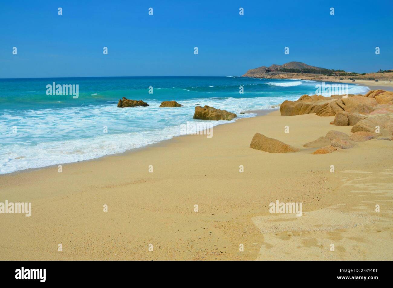 Seascape mit Panoramablick auf den blauen Sandstrand von Santa Maria in Los Cabos, Baja California Sur Mexico. Stockfoto