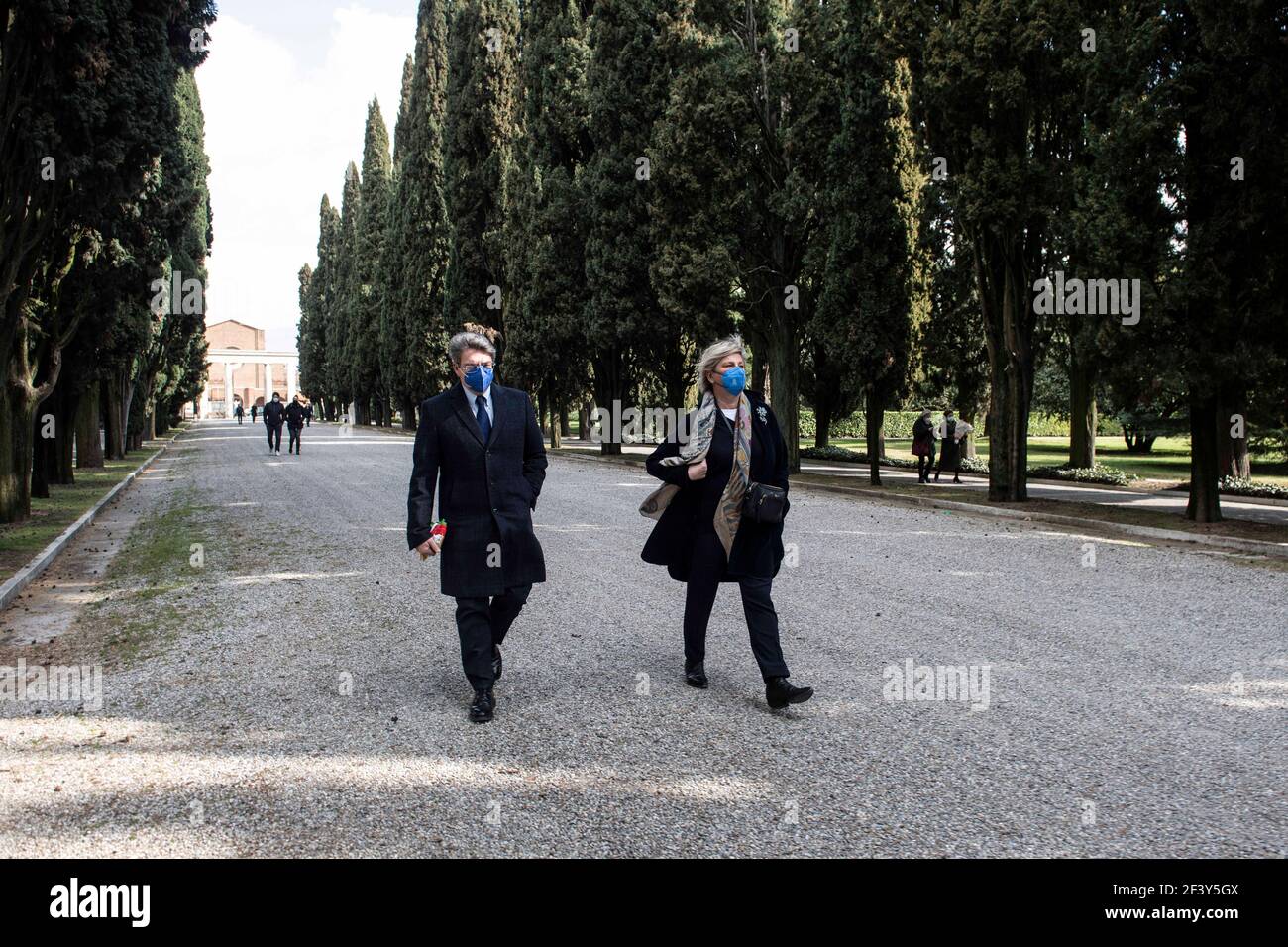 Brescia, Italien. März 2021, 18th. März 18, Brescia, Italien, Nationalfeiertag in Erinnerung an die Opfer von Covid Bürgermeister von Brescia Emilio Del Bono und stellvertretende Bürgermeister Laura Castelletti kommen in Friedhof Vantiniano Kredit: Matteo Biatta/ZUMA Wire/Alamy Live News Stockfoto