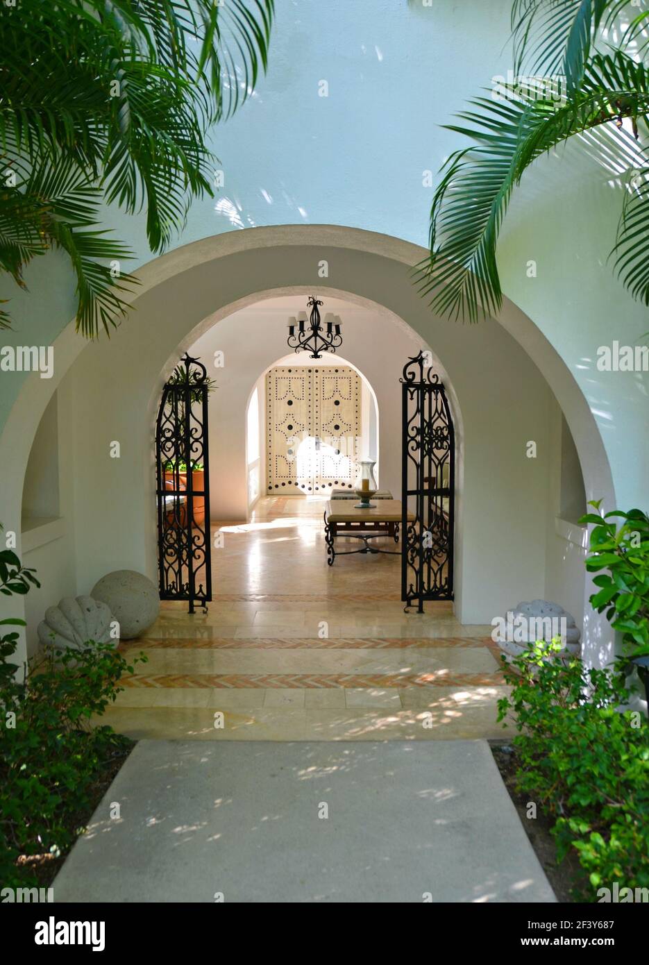 Traditioneller spanischer Kolonialstil-Hacienda-Patio-Eingang mit Talavera-Fliesenboden und handbemalten weiß getünchten Wänden in Baja California Sur, Mexiko. Stockfoto