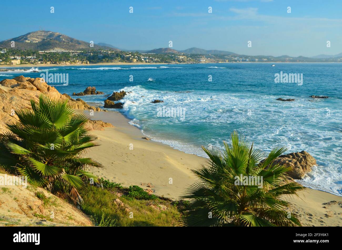 Malerische Landschaft mit Blick auf Playa La Tortuga mit Blick auf das Meer von Cortés in San José del Cabo, Mexiko. Stockfoto