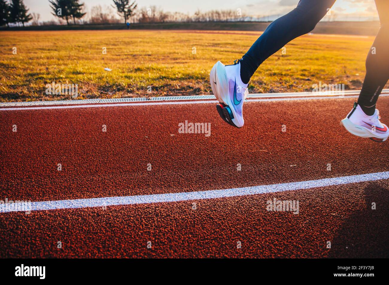 TOKIO, JAPAN, MÄRZ 18. 2021: Nike Laufschuhe ALPHAFLY NEXT%. Umstrittener Leichtathletik-Schuh auf den Beinen des Profisportlers, der auf der Straße läuft. Aus Stockfoto