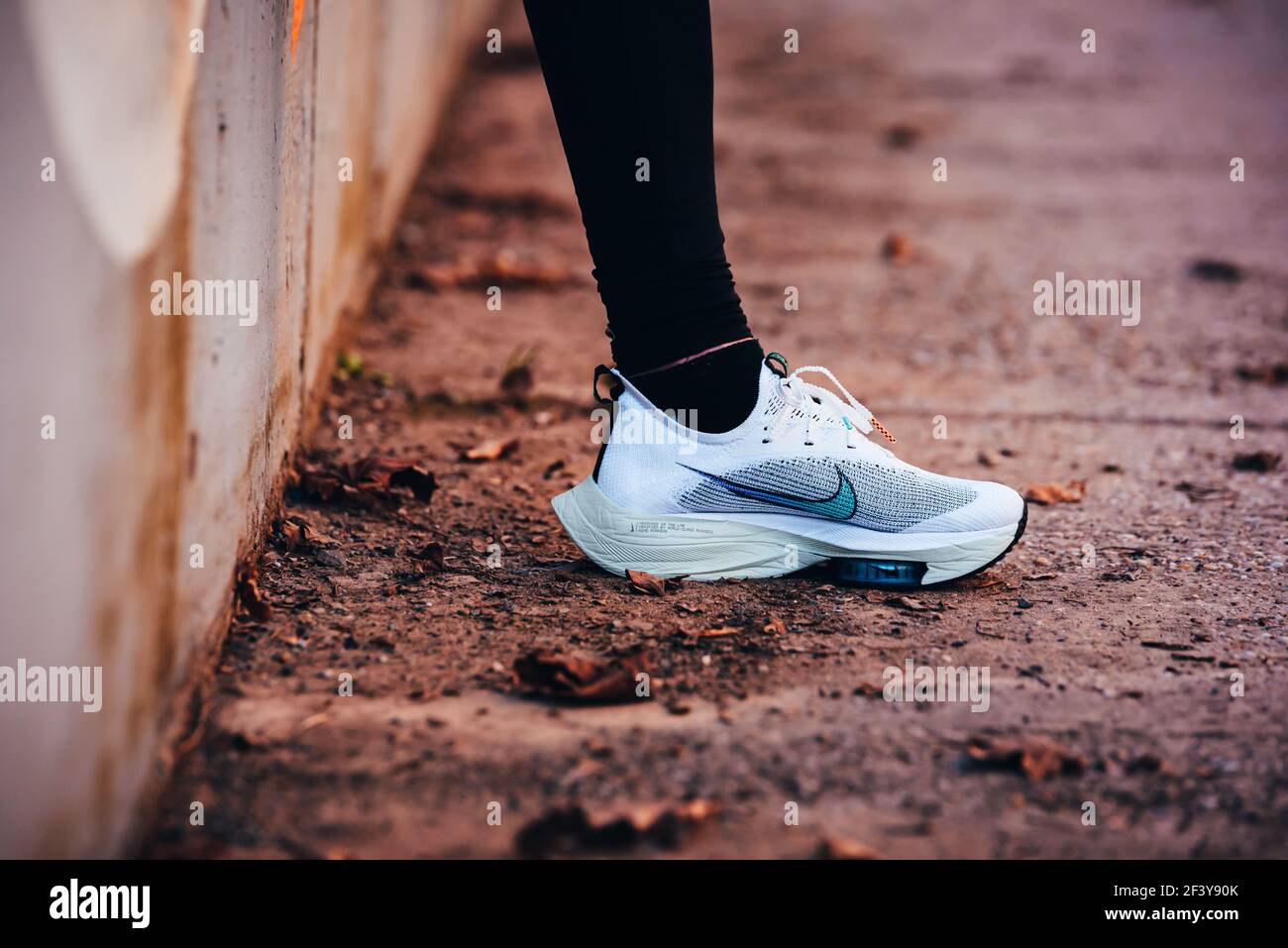 TOKIO, JAPAN, MÄRZ 18. 2021: Nike Laufschuhe ALPHAFLY NEXT%. Umstrittener  Leichtathletik-Schuh auf den Beinen des Profisportlers, der auf der Straße  läuft. Aus Stockfotografie - Alamy