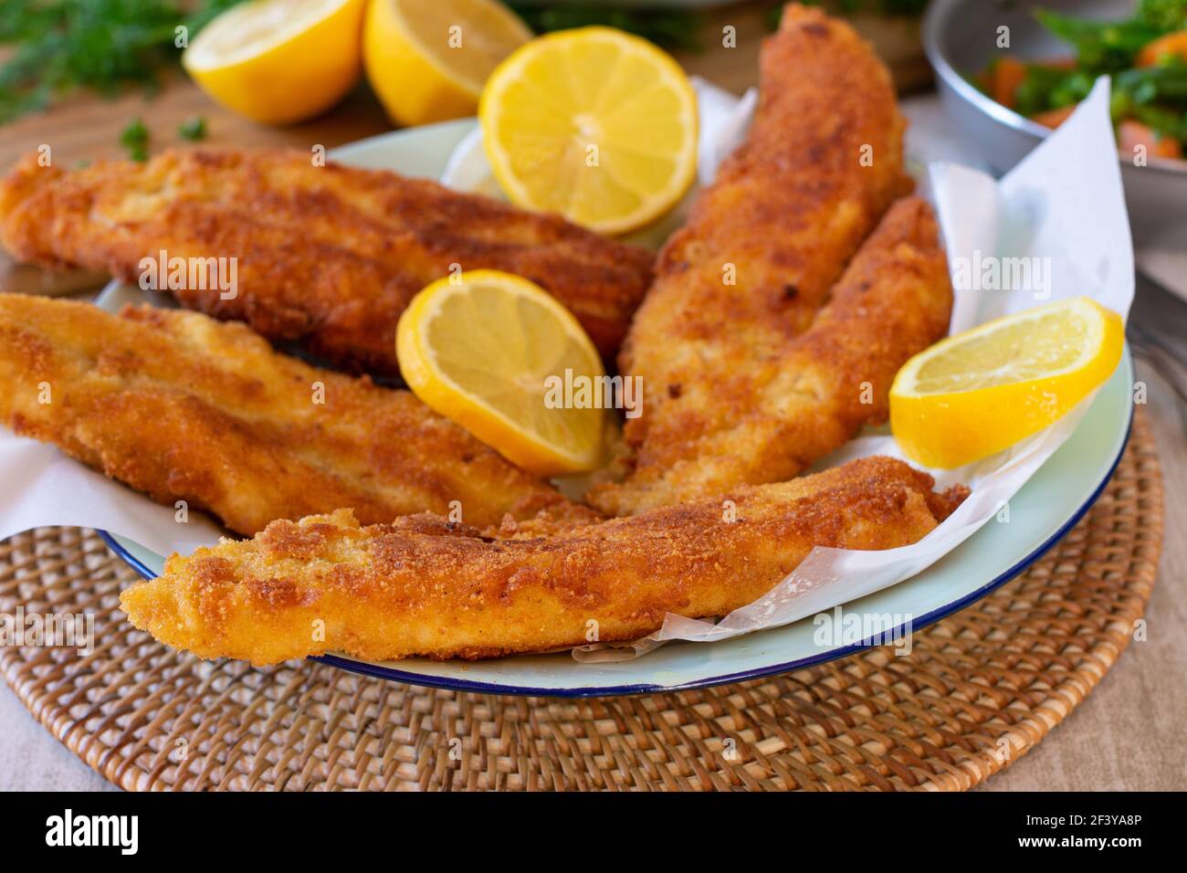 Ein Teller mit frisch gebratenen panierten Fischfilets Stockfoto