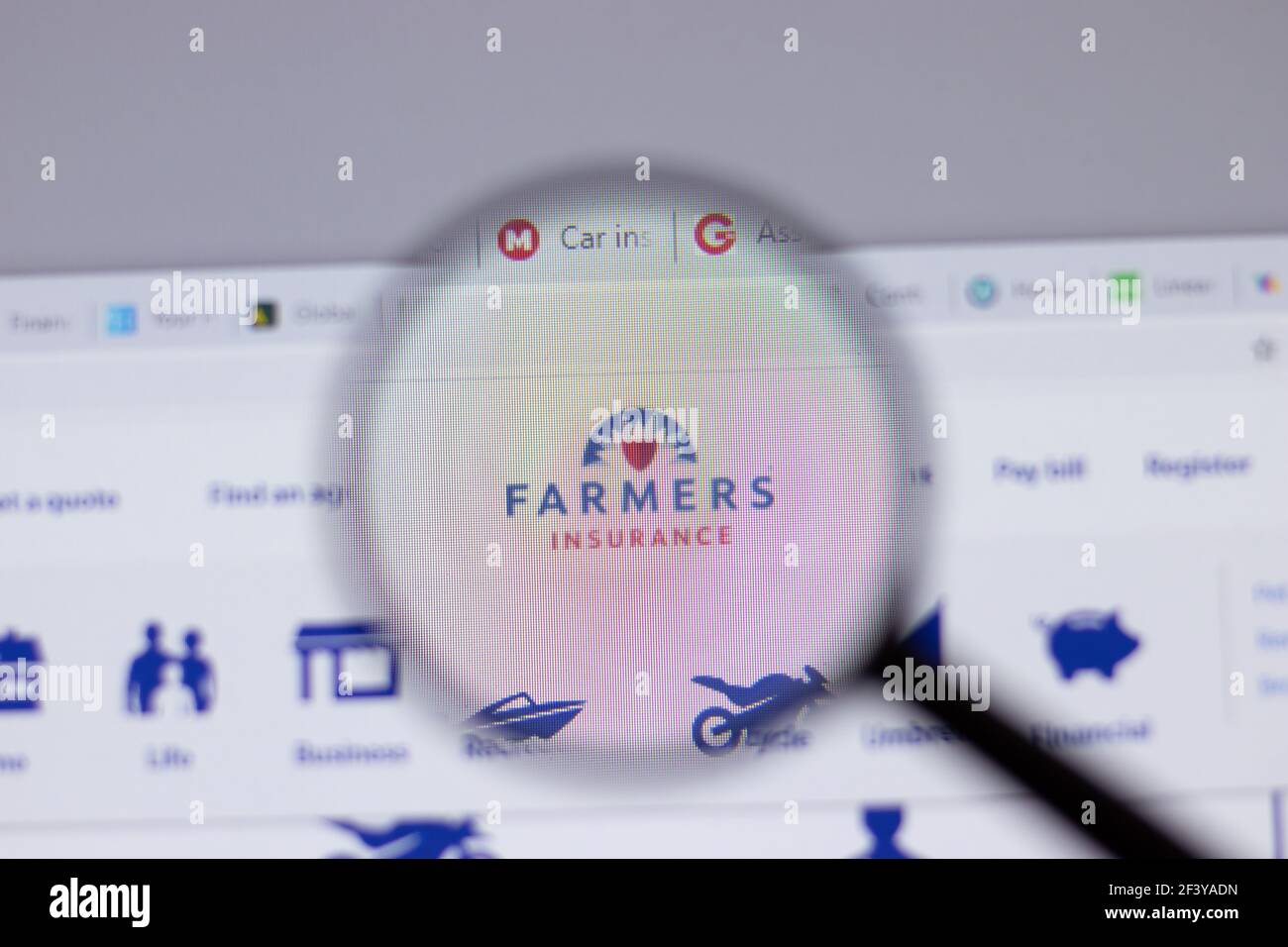 New York, USA - 18. März 2021: Farmers Insurance Group Firmenlogo-Symbol auf Website, illustrative Editorial Stockfoto New York, USA - 18. März 2021: Farmers Insurance Group Firmenlogo-Symbol auf Website, illustrative Editorial Stockfoto