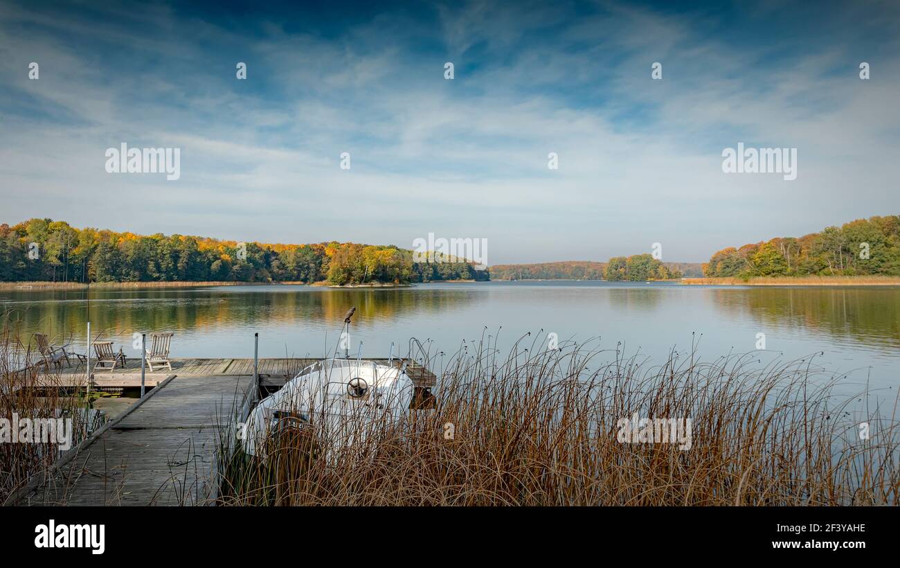 Ein Panoramabild eines schwedischen Sees im Herbst. Stockfoto