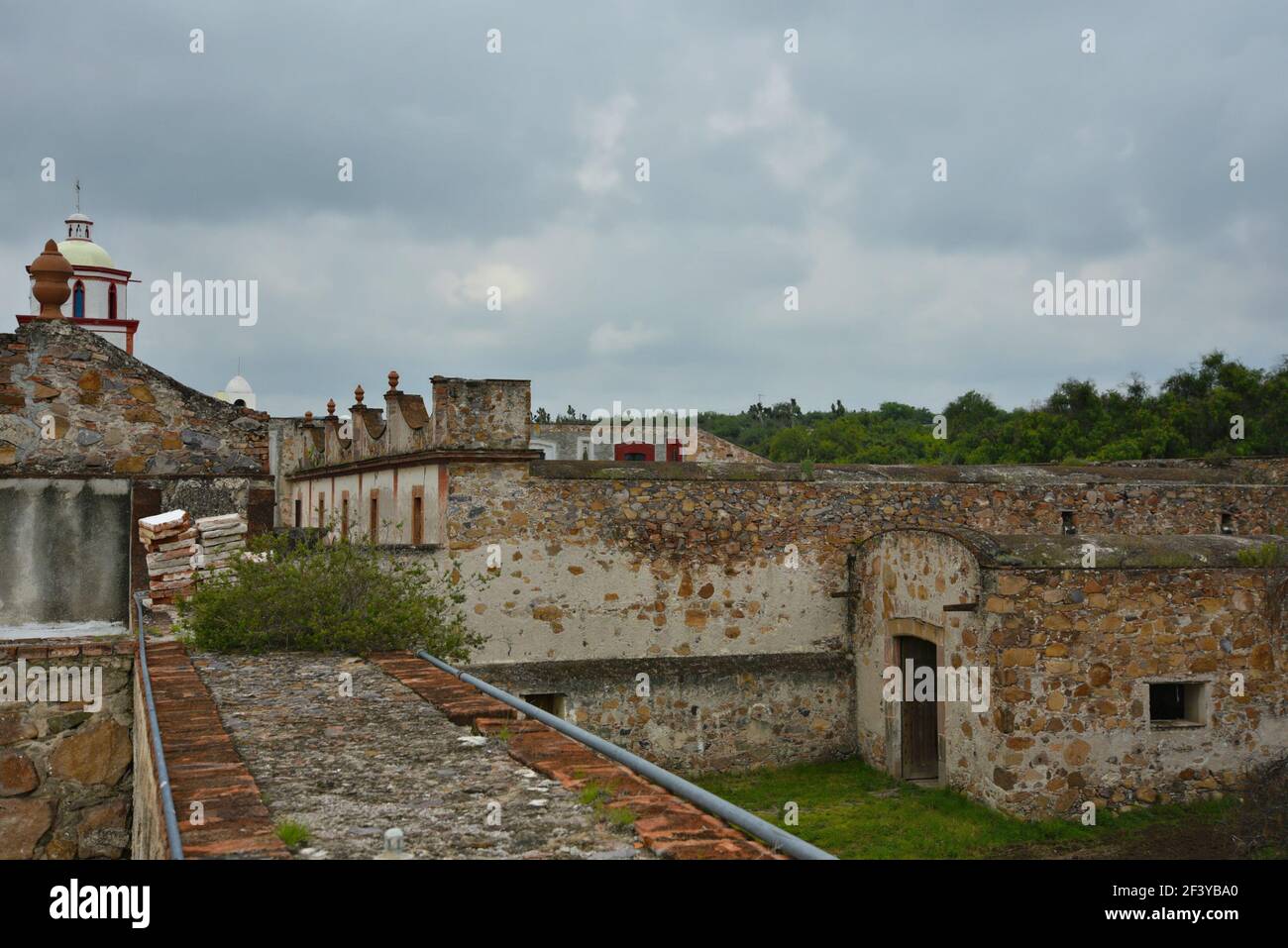 Außenmauern aus Stein und Blick auf die Kirche der kolonialen Hacienda de Peopillos in der Villa Hidalgo, San Luis Potosí Mexiko. Stockfoto