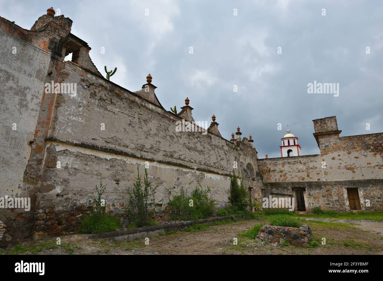 Außenmauern aus Stein und Blick auf die Kirche der kolonialen Hacienda de Peopillos in der Villa Hidalgo, San Luis Potosí Mexiko. Stockfoto