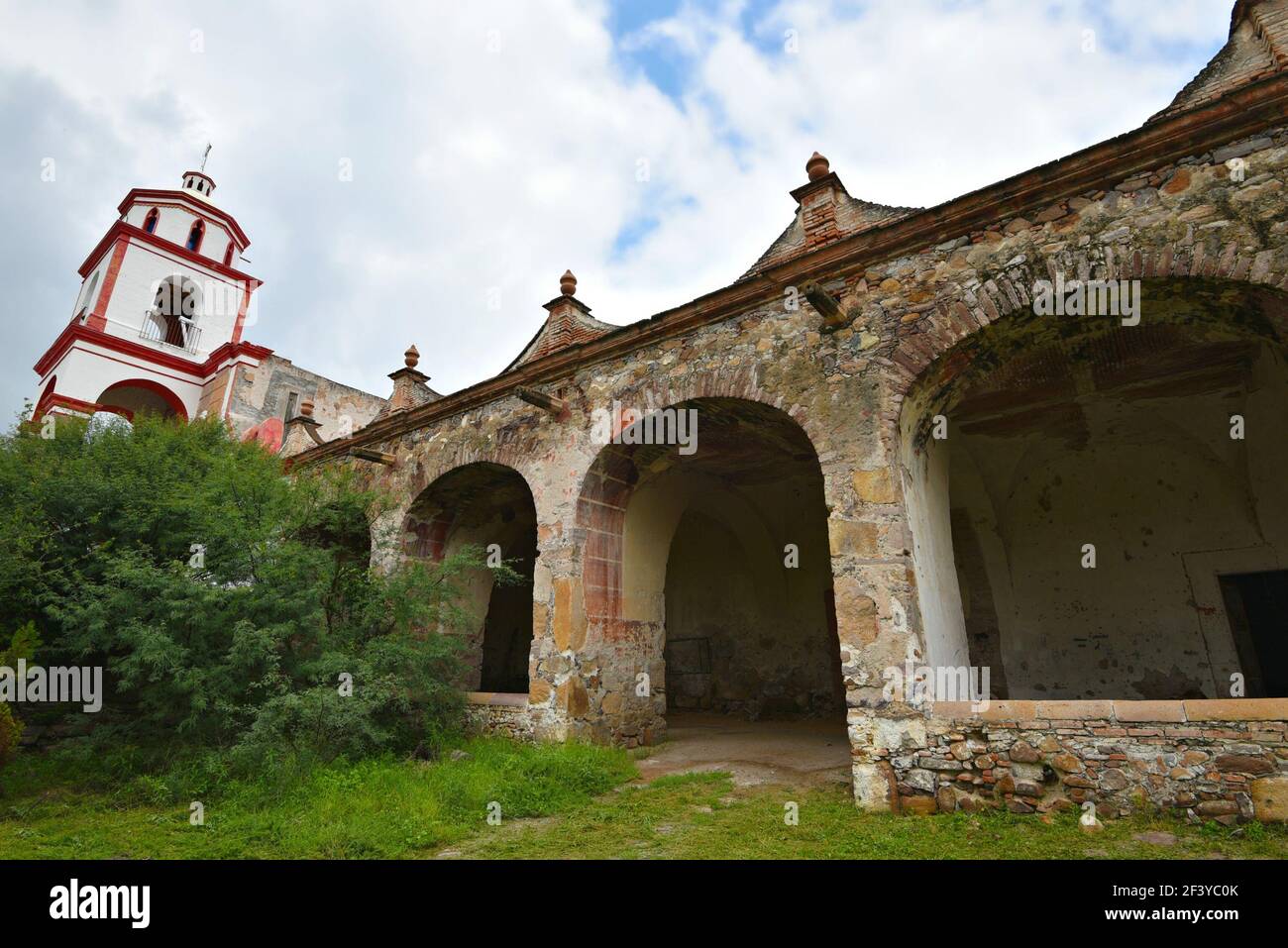 Malerische Landschaft mit Blick auf die koloniale Hacienda de Peopillos in der Villa Hidalgo, San Luis Potosí Mexiko. Stockfoto