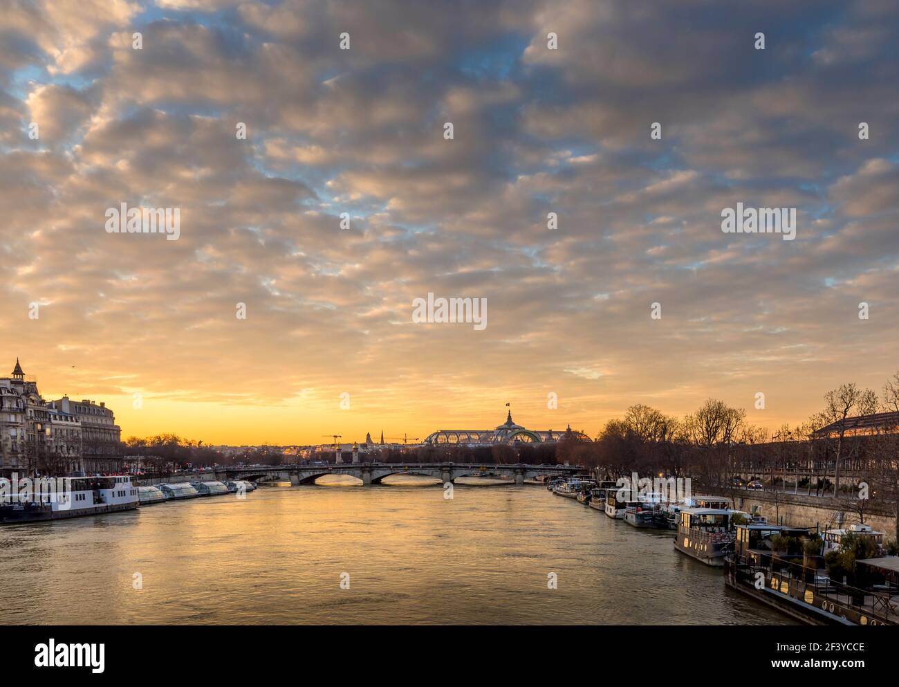 Paris, Frankreich - 12. Februar 2021: Seine und Grand Palais im Hintergrund mit einem wunderschönen bewölkten Sonnenuntergang in Paris Stockfoto