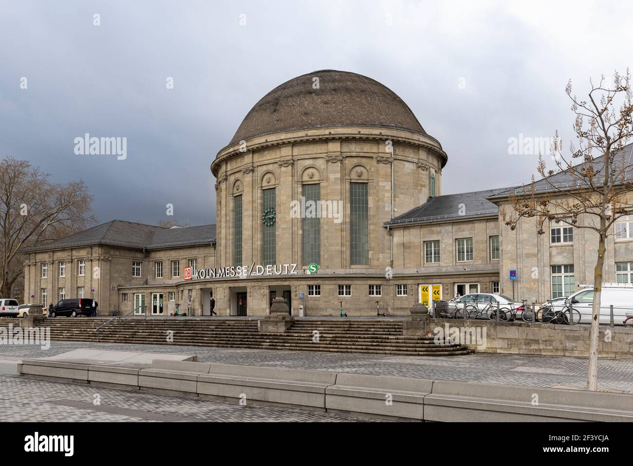 Köln messe deutz bahnhof -Fotos und -Bildmaterial in hoher Auflösung – Alamy