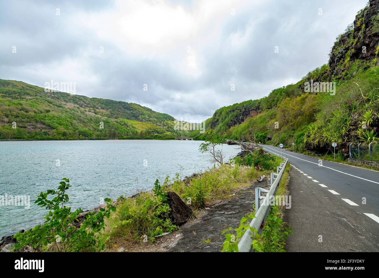 Meer mit Berg im Hintergrund. Stockfoto