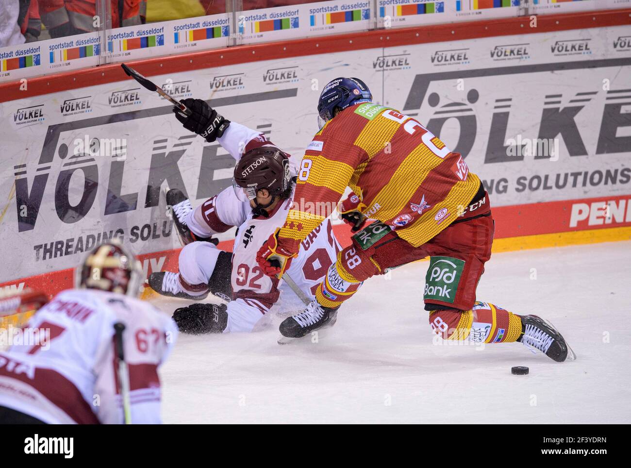 Düsseldorf, Deutschland. 15th. März 2021. Links nach rechts Kevin GAGNE (Keh), Alexander EHL (DEG), Action, Duelle, Check in the Gang, Eishockey 1st Bundesliga, DEL Group North Spieltag 27, Düsseldorfer EG (DEG) - Koelner Haie (KEC), am 15. März. 2021 in Düsseldorf Â Nutzung weltweit Quelle: dpa/Alamy Live News Stockfoto