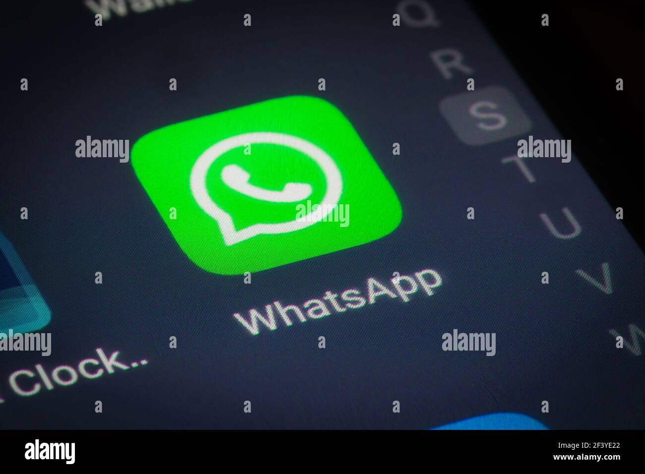 Bukarest, Rumänien - 13. Dezember 2020: Illustrative redaktionelle Nahaufnahme der App WhatsApp auf einem Smartphone-Bildschirm. Stockfoto