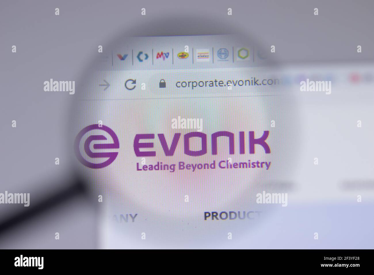 New York, USA - 18. März 2021: Logo-Icon von Evonik Industries auf der Website, illustrative Editorial Stockfoto