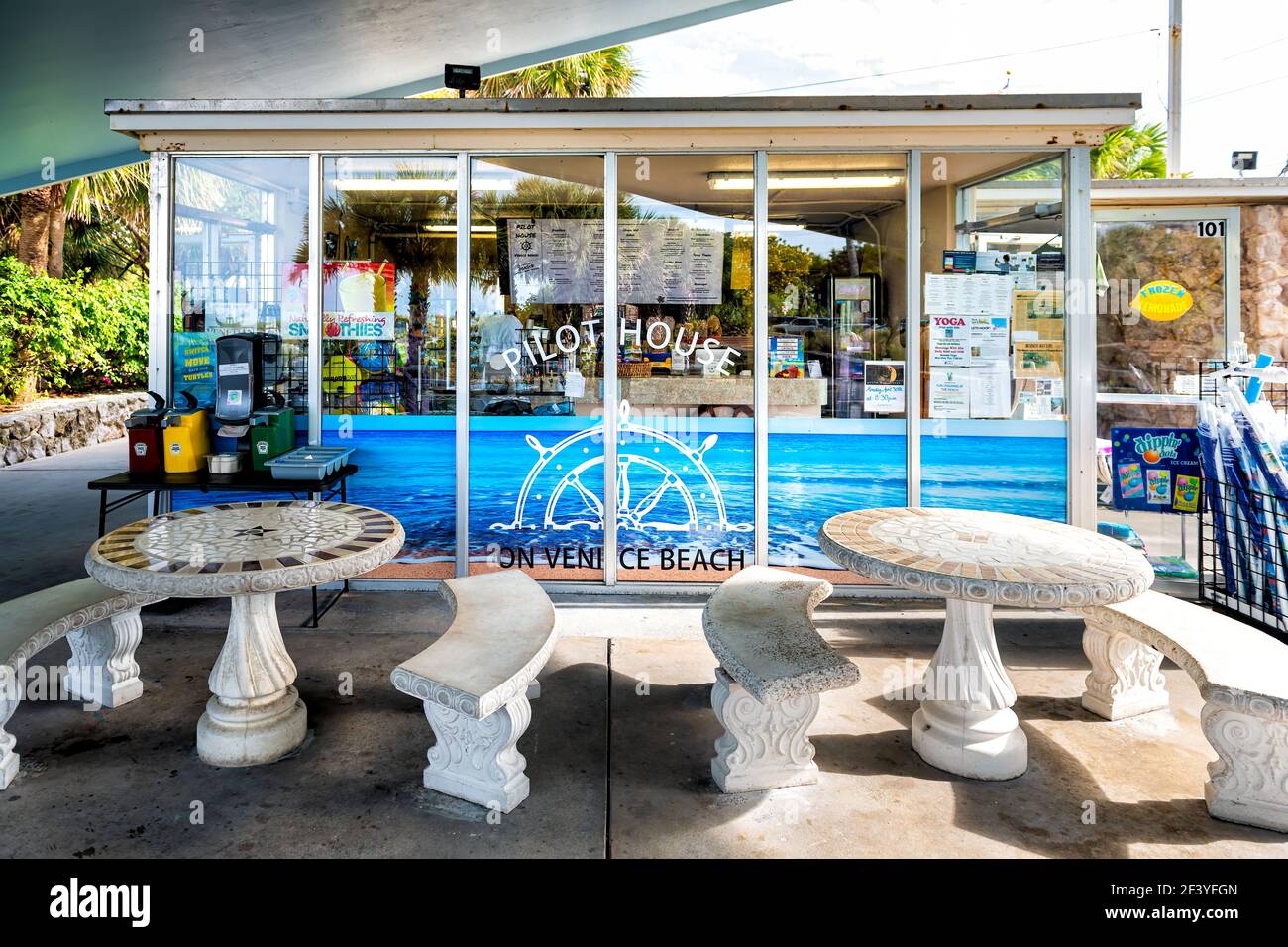 Venedig, USA - 29. April 2018: Pilot House Cafe Restaurant kleines Café mit Außensitzbereich mit Bank und Tischen, die frisches Essen servieren, smoot Stockfoto