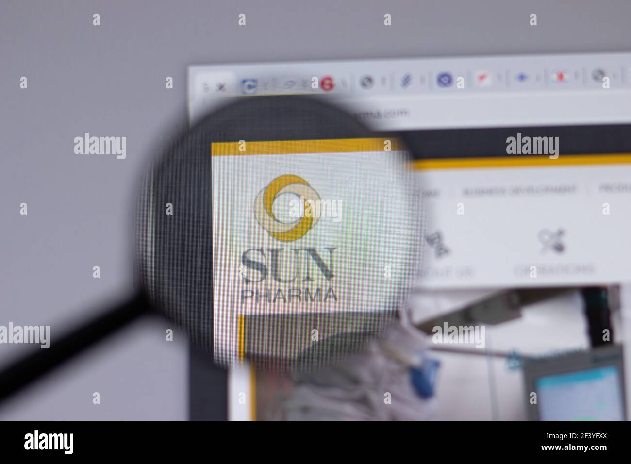 New York, USA - 18. März 2021: Sun Pharmaceutical Industries Firmenlogo-Symbol auf Website, illustrative Editorial Stockfoto